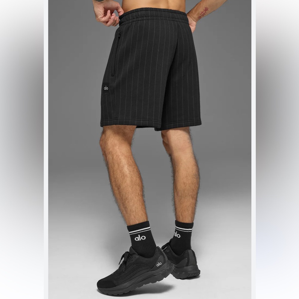 ALO 7” Pinstripe Unisex Short NWOT Size M